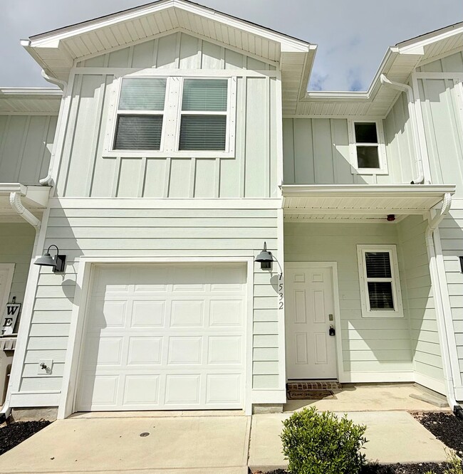Building Photo - Stunning Townhome - Prime Pensacola Location