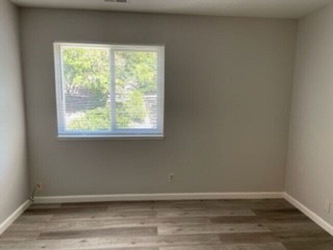 Building Photo - -Spacious 4 Bed 2.5 Bath, House, with Hew Hardwood Floors throughout -