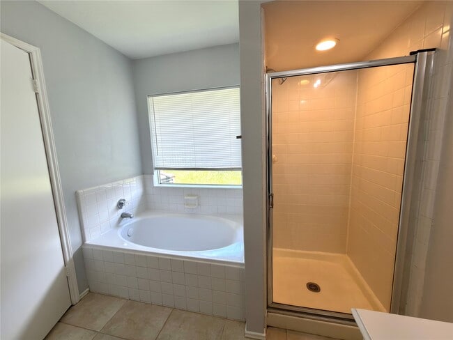 Building Photo - 15518 Evergreen Grove Dr