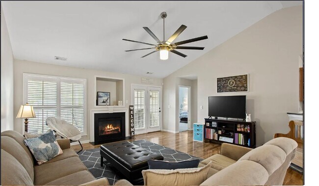 Building Photo - Spacious 3/2 Available Now!
