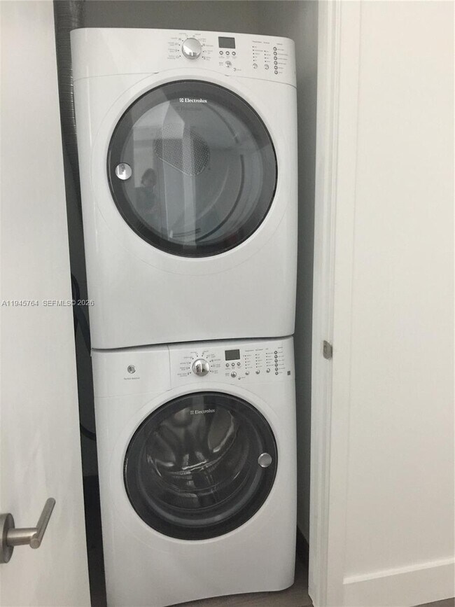 Building Photo - 2900 NE 7th Ave