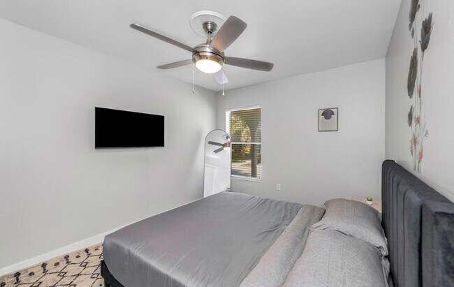 Building Photo - 4404 W Kennedy Blvd