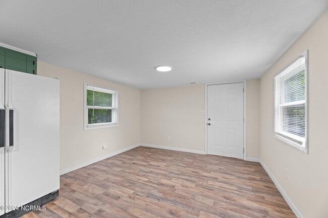 Building Photo - 2810 Oaks Rd
