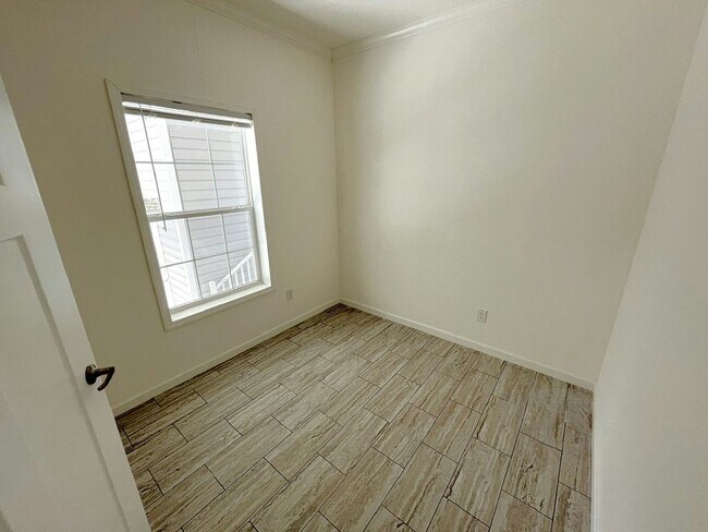 Building Photo - 5644 Woodford St