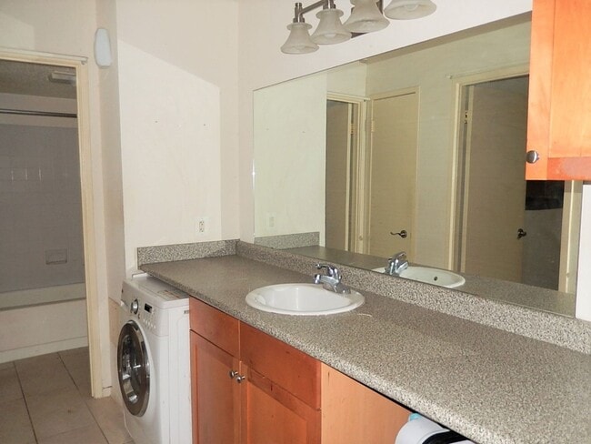 Building Photo - Charming 1 Bedroom 1 Bathroom Condo In Much Sought After EOS-21