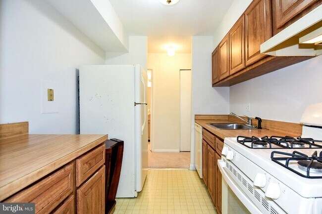 Building Photo - Commuter friendly location has easy access to I495 & Route 50. Metro bus stop in community.