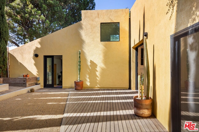 Building Photo - 3435 Verdugo Vista Terrace