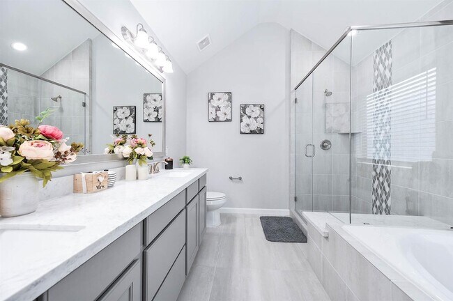 Building Photo - 2022 Groveland Glen Dr