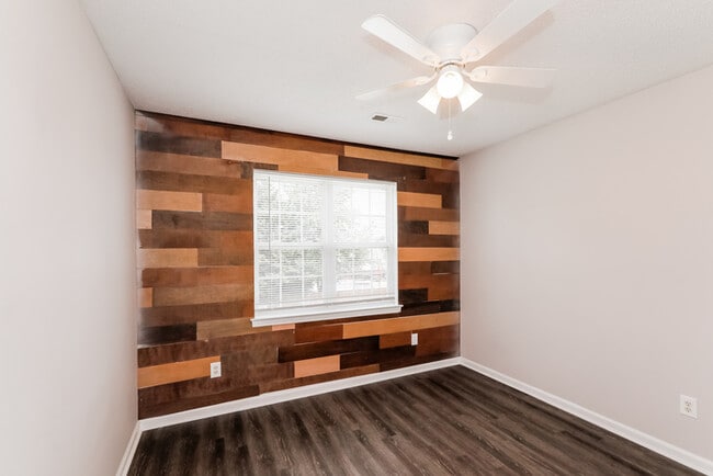 Building Photo - 709 Barbee Farm Dr
