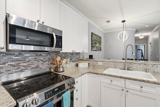 Building Photo - "Charming Fully Furnished 2-Bed Condo with & Granite Countertops in Charleston – 1320 Sq Ft of Co...