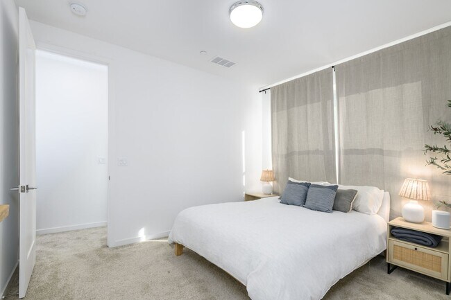 Building Photo - Fully Furnished & Move-In Ready in Midtown | Stylish & Modern Home for Rent