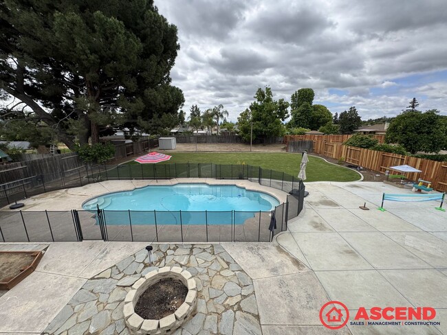 Building Photo - Lovely Home In Olive Dr Area!