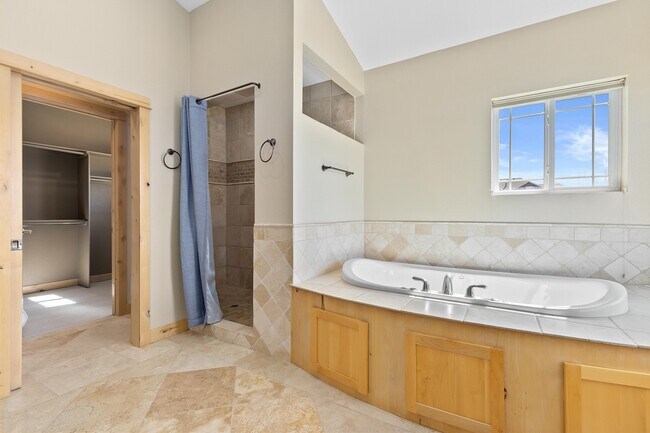 Building Photo - 348 Meadow View Pky