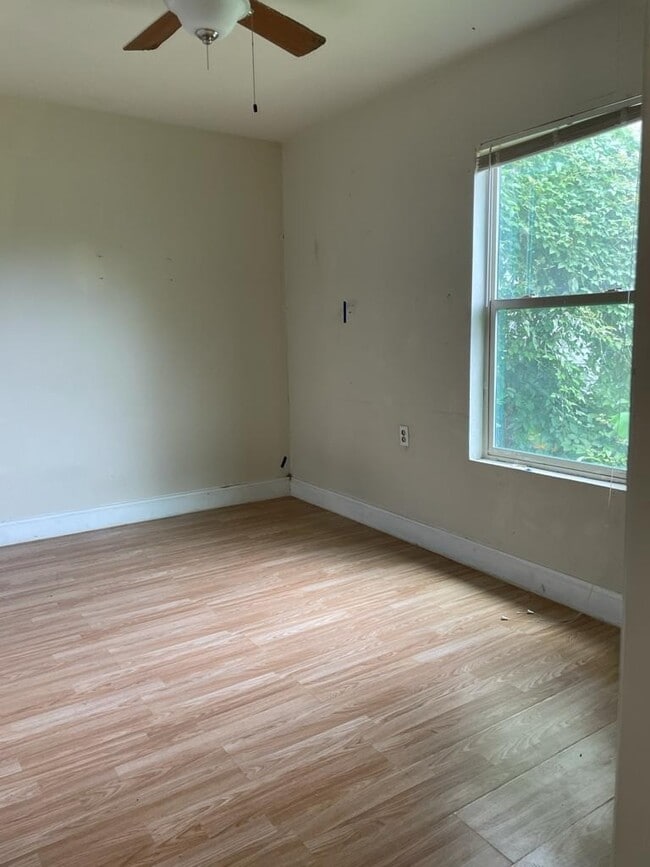 Building Photo - 413 N LIVE OAK St