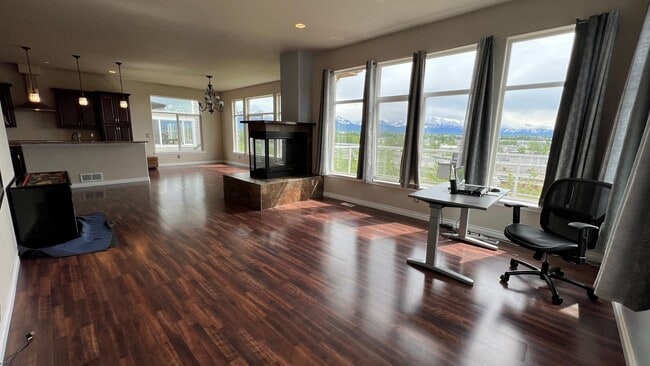 Building Photo - Meticulously well kept 3 bed, 3.5 bath Gov...