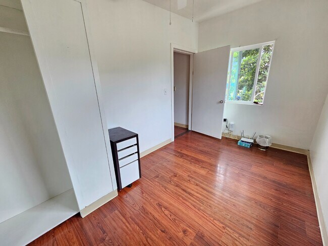 Building Photo - 2 Bed / 1 Bath Apartment with 1 Parking. Shared Laundry