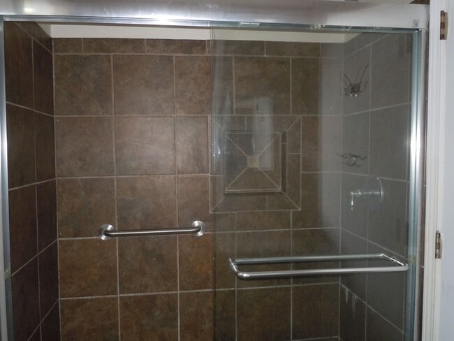 Building Photo - Two Bedroom House with Main Floor Laundry Hookups and Garage w/ Opener!