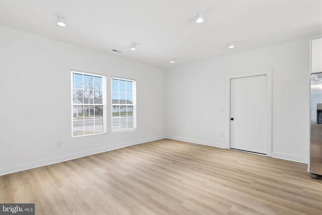 Building Photo - 65 Oaktree Dr