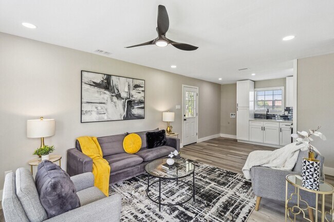 Building Photo - 1000 W Thomas Ave