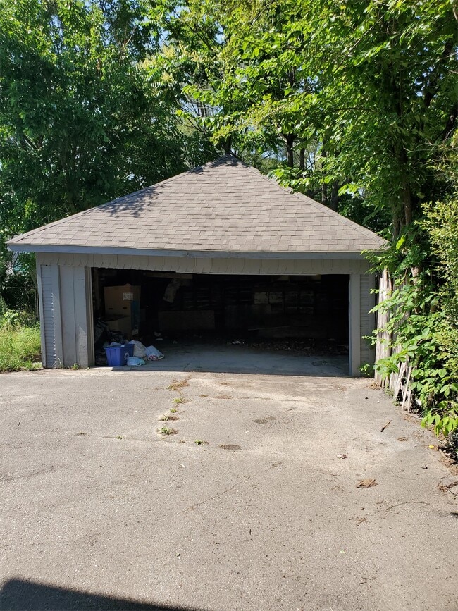 Building Photo - 1637 Outer Dr E