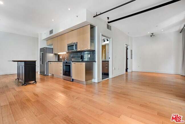 Building Photo - 460 S Spring St