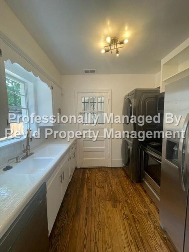 Building Photo - Newly Renovated 2 Bed 1 Bath near U of M!