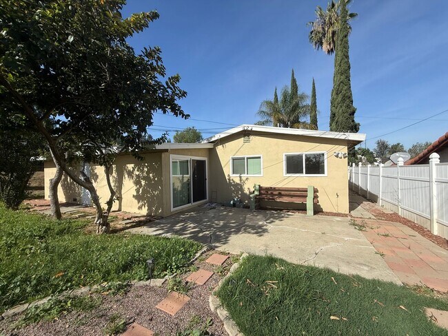 Building Photo - Clean and Ready - 3 bedrooms, 1 Bath - 2 car garage home for rent