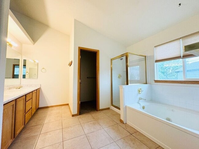 Building Photo - Gorgeous 5 Bedroom 3.5 Bath House with 3 c...