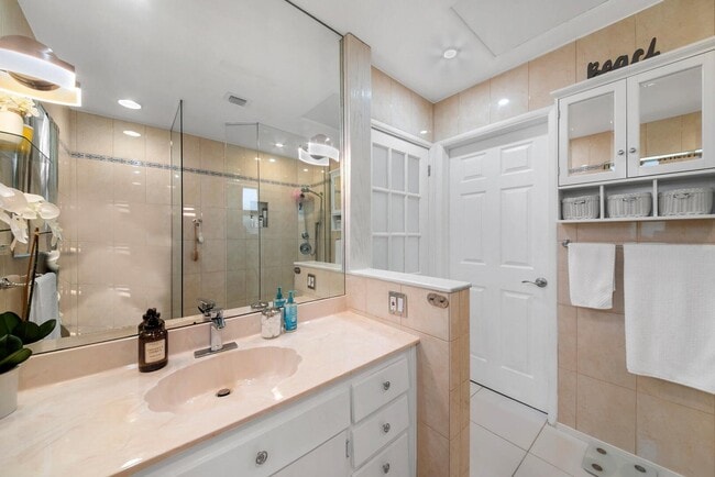 Building Photo - 220 SE 2nd Ave