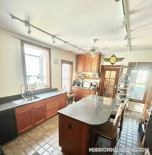 Building Photo - 67 Hillside St