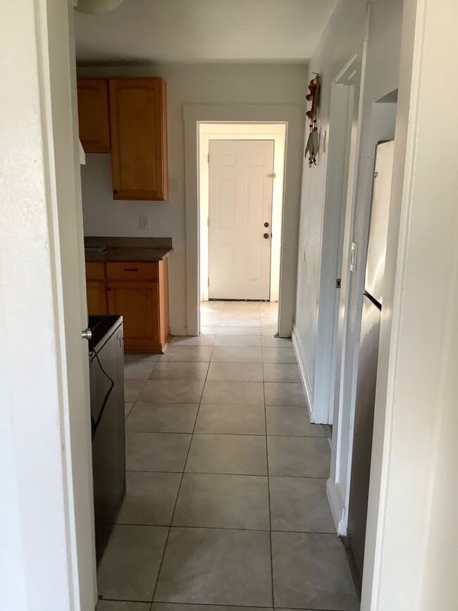 Building Photo - 2 Bed / 1 Bath House Available in Richmond...