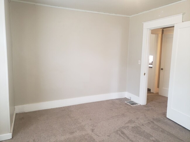 Building Photo - 1032 NE Madrona St
