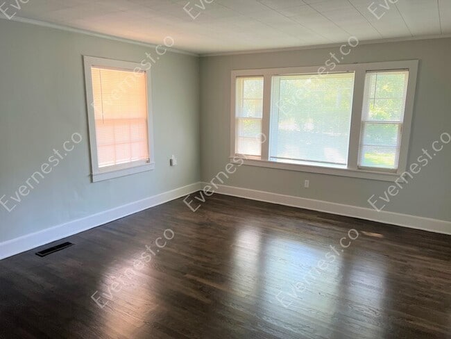 Building Photo - 3 Bed, 2 Bath Home with Carport / Pet-Friendly / Vouchers Accepted / Coming Soon!