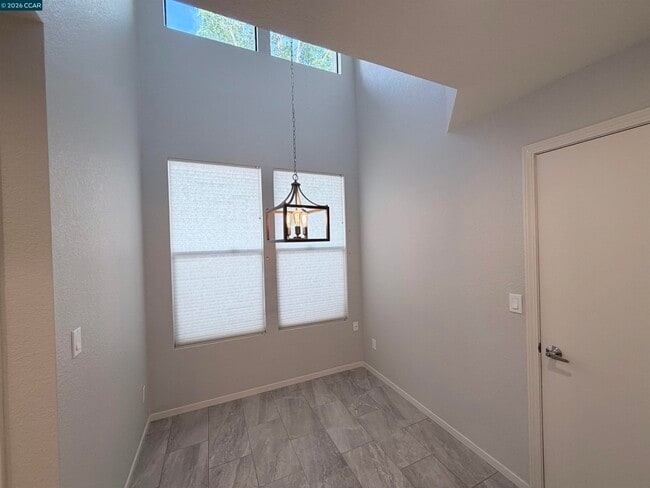 Building Photo - 801 Lakemont Pl