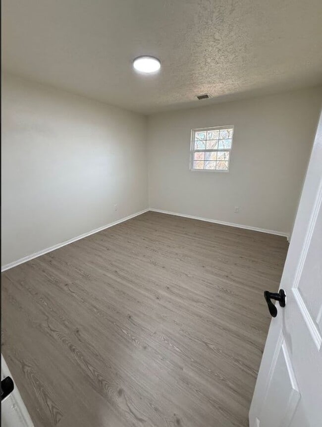 Building Photo - 5 Bedroom 2 Bath Available!!