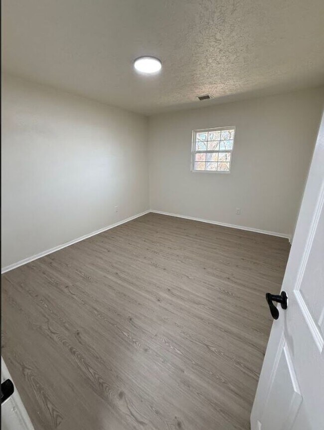 Building Photo - 5 Bedroom Rent to Own Home Available!