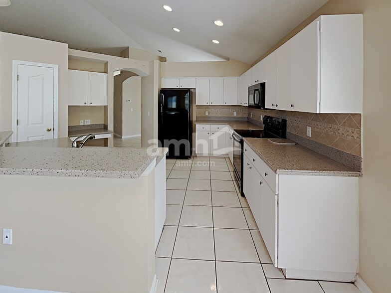 Building Photo - 16502 Lake Heather Dr