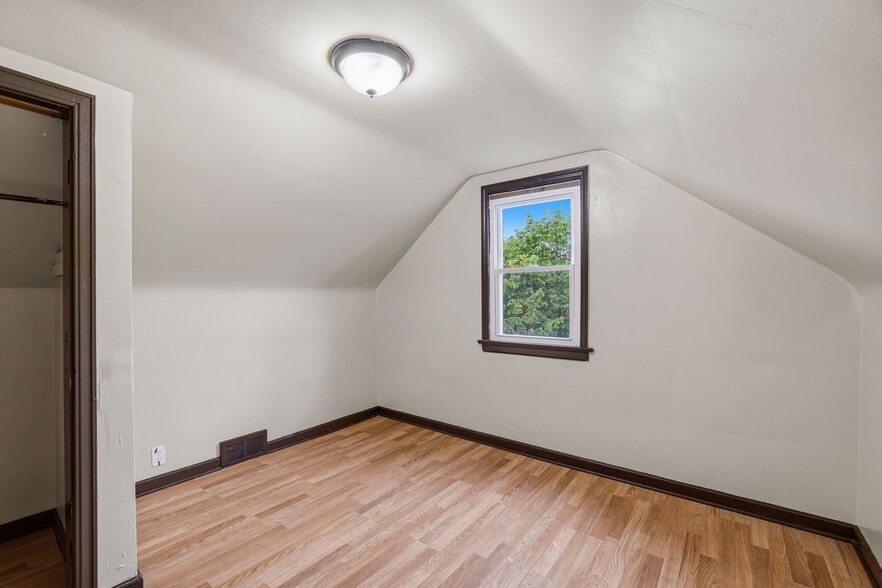 Building Photo - 414 18th St
