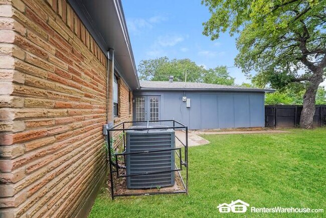 Building Photo - Newly renovated spacious 4 bed/2 bath, wit...