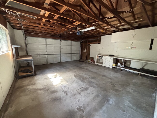Building Photo - Darling 2-bed home with private lot nestle...