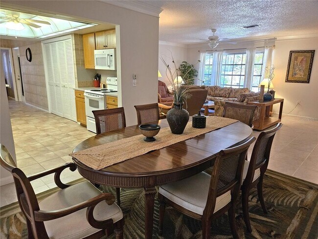 Building Photo - 492 E Shade Dr