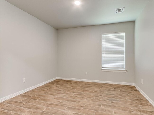 Building Photo - 621 Maleah Pl