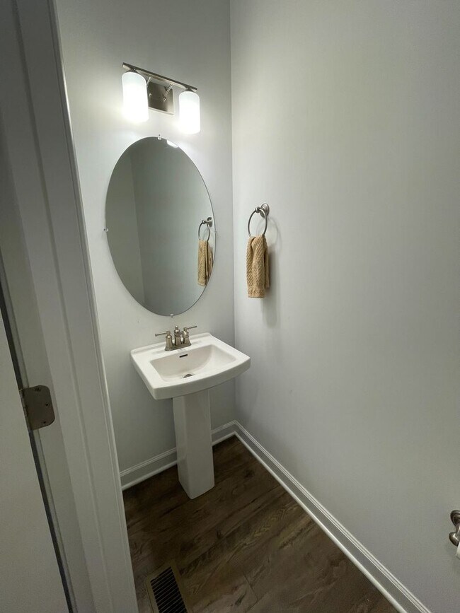 Building Photo - Spacious Home in Westhill Community
