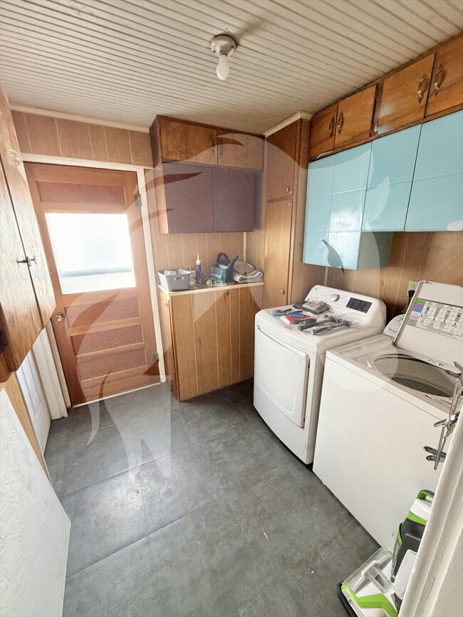 Building Photo - "Furnished 2-Bedroom Enid Retreat with Vintage Charm!"