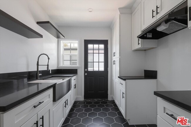 Building Photo - 11683 Chandler Blvd