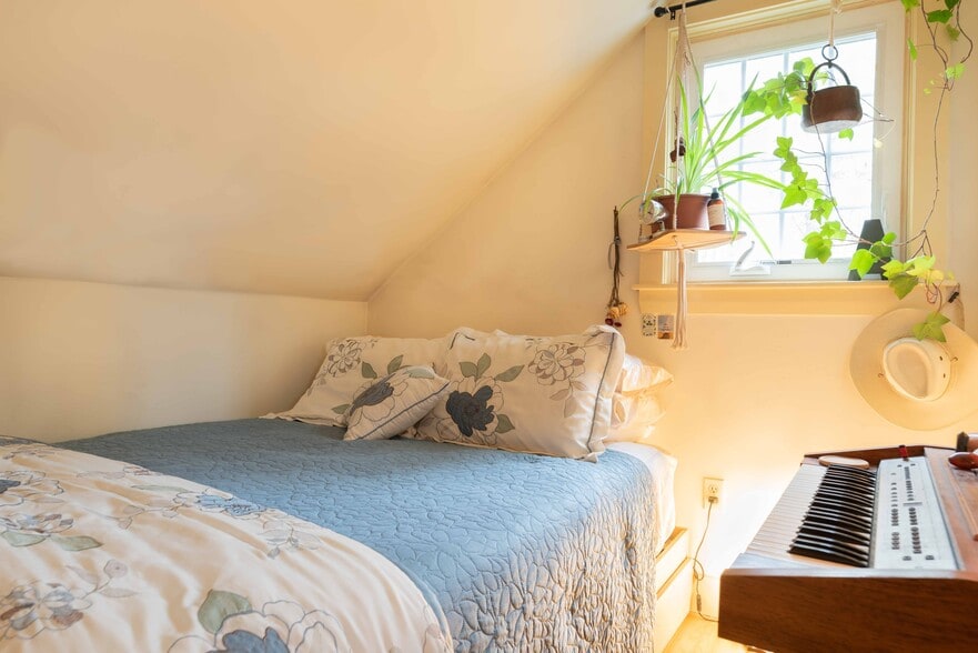 The apt is unfurnished however this shows how a past tenent decorated her space. - 103 Jennie Ln