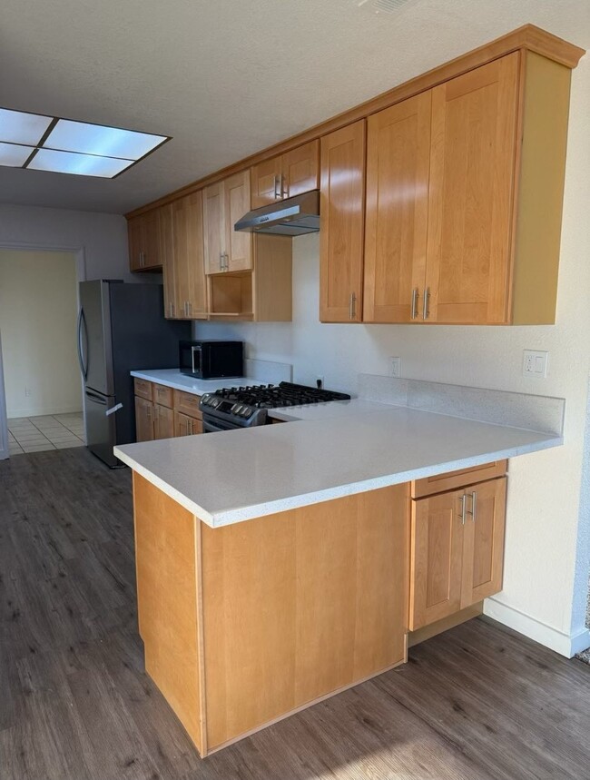 Building Photo - 4310 Hillview Dr