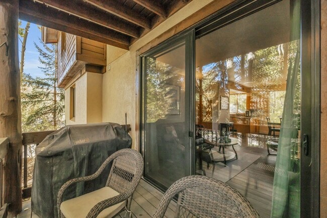 Building Photo - 2 Bed Pinecreek Condo with garage