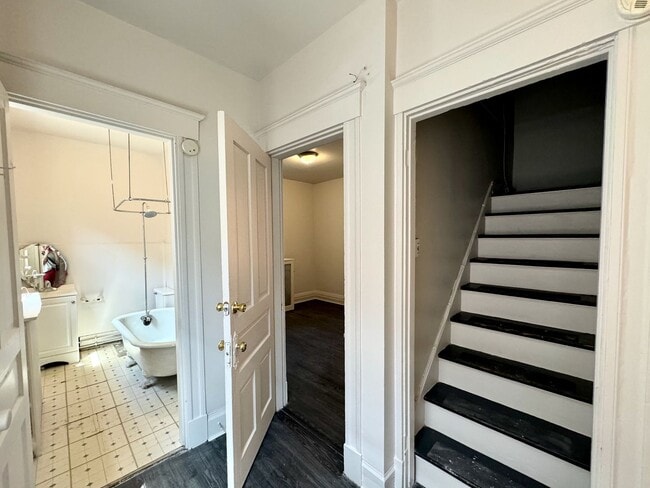Building Photo - 5 bed/2 bath Mins. from UC Campus for Only...