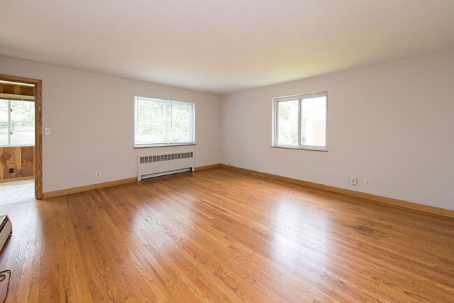 Building Photo - Extra Spacious Top Unit Duplex